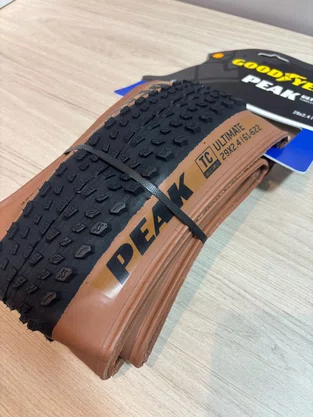 Pneu Goodyear Peak Ultimate Tubeless Complete Preto/Marrom 29X2.40 Pneu Goodyear Peak Ultimate Tubeless Complete Preto/Marrom 29X2.40