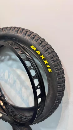 Kit Pneu Aro 20 Maxxis Creepy Crawler 20X2.50 Trial Traseiro + Aro 19 Trial Traseiro